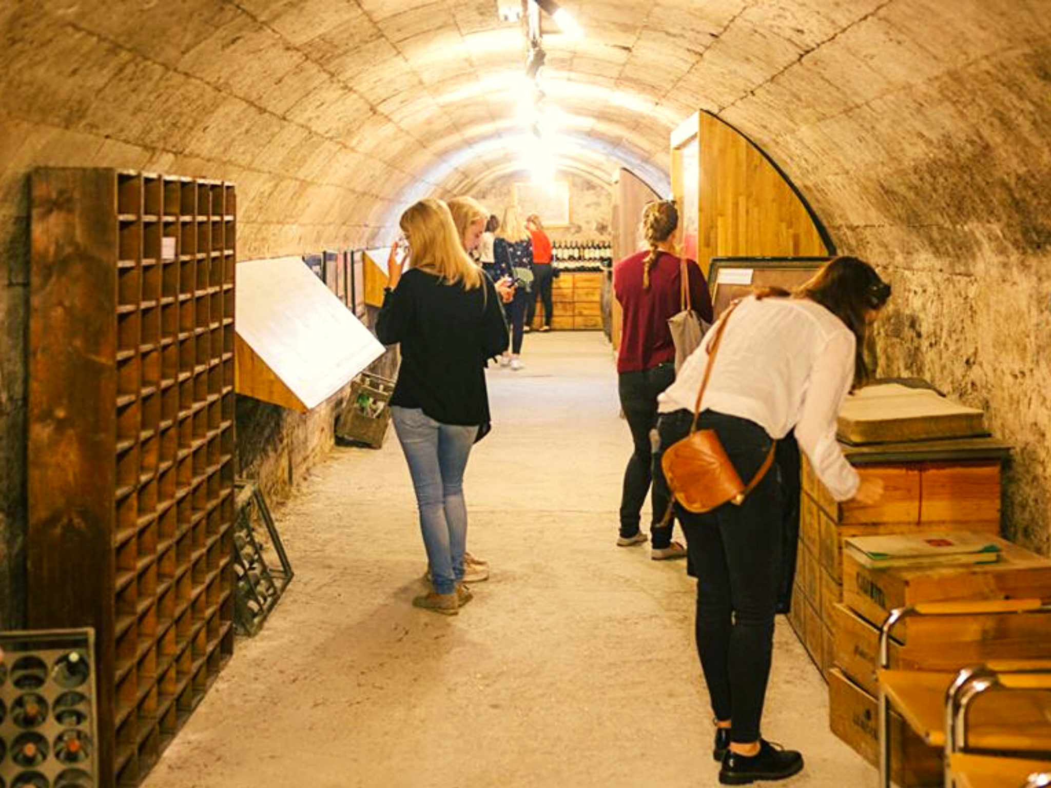 Photo de participants en pleine visite libre du musée du vin et du négoce de Bordeaux.