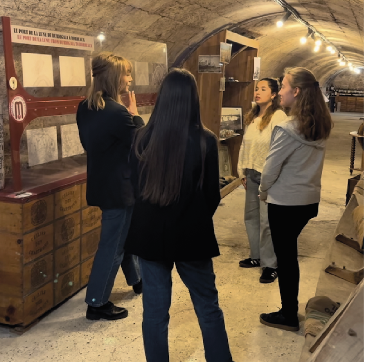 Une guide dévoilant les secrets du vignoble bordelais à des participants lors d'une visite guidée du musée du vin et du négoce de Bordeaux.